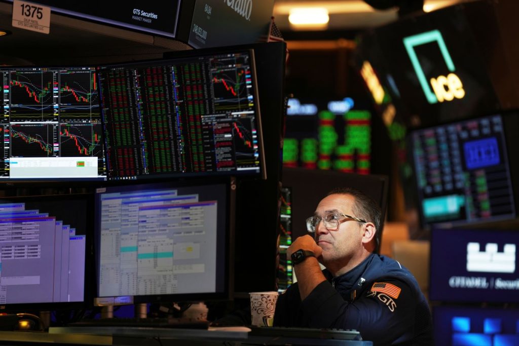 ΗΠΑ: Στο κόκκινο και πάλι η Wall Street – Πέφτει η τιμή του πετρελαίου, υποχωρεί το δολάριο έναντι του ευρώ