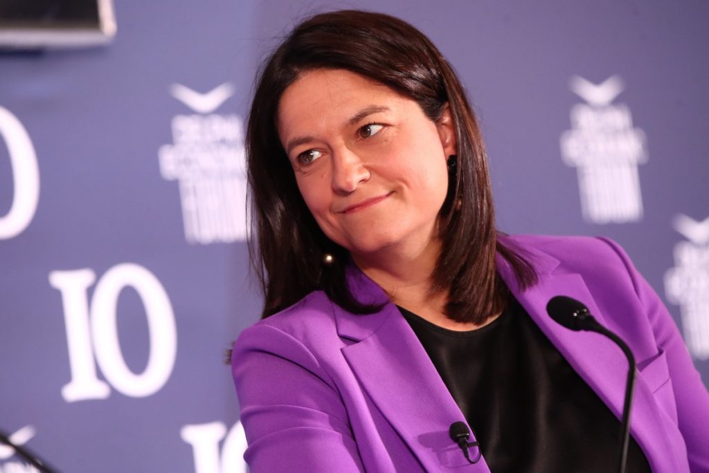 Νίκη Κεραμέως στο Delphi Forum: «Αυξάνεται η απασχόληση, μειώνονται οι ανισότητες»