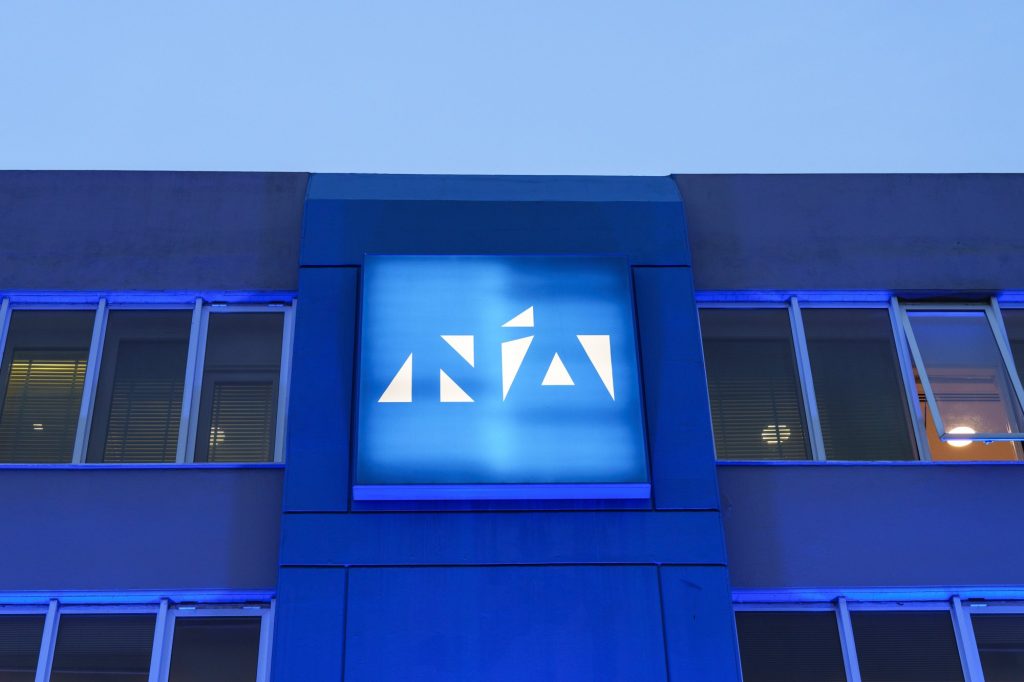 Νέα θεσμική εκτροπή της ΝΔ – Αποκαλύφθηκε ο μηχανισμός με όχημα την Blue Skies των Βαρβιτσιώτη και Ολύμπιου σε απευθείας σύνδεση με Μαξίμου για προπαγάνδα και δολοφονία χαρακτήρα αντιπάλων