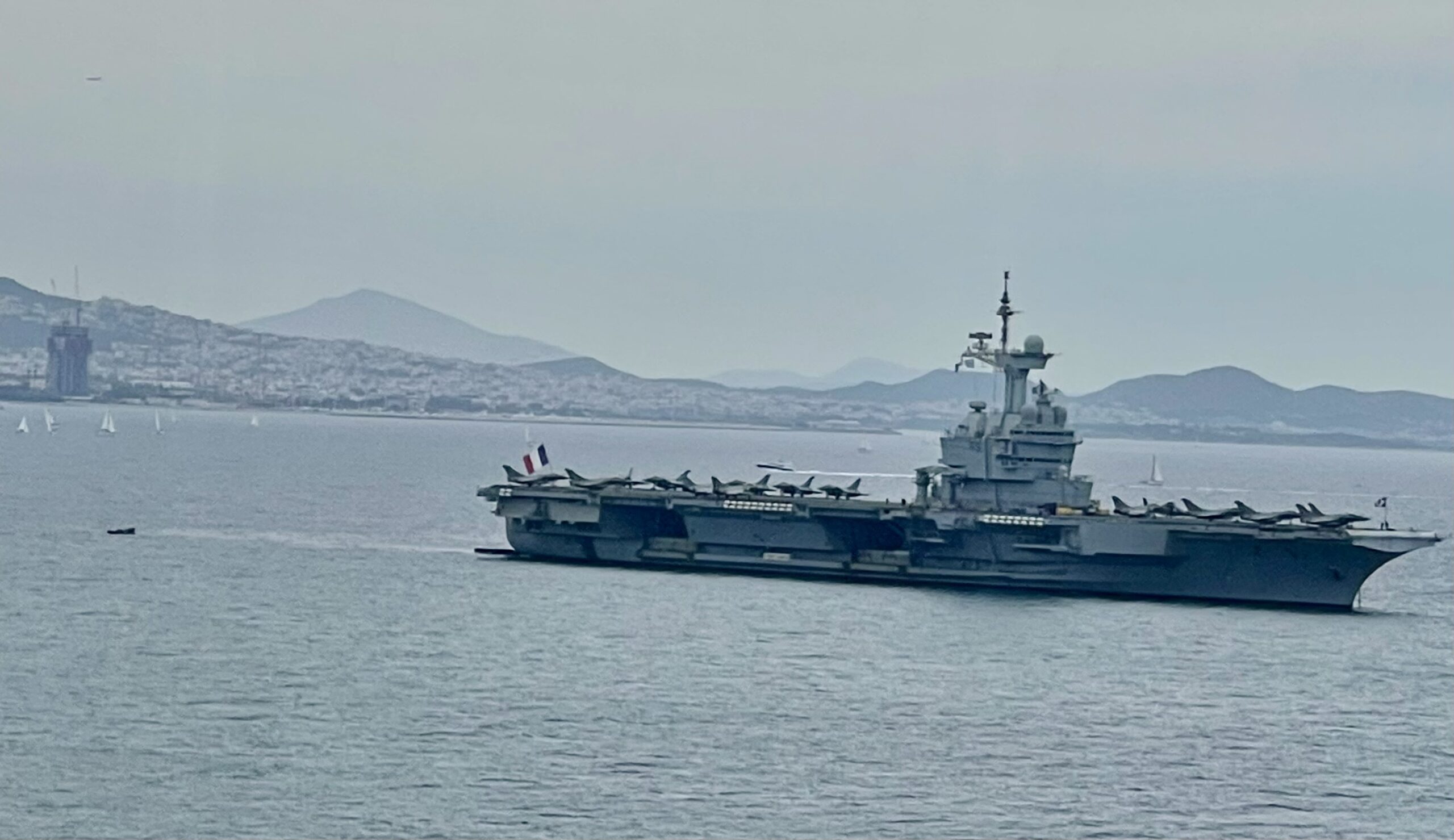 «Ετοιμοπόλεμο» στον Πειραιά το γαλλικό αεροπλανοφόρο Charles De Gaulle