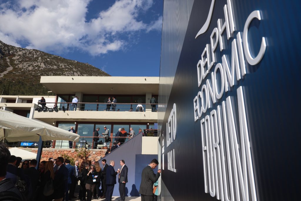 Delphi Economic Forum X 2025: Ποδήλατα, Σαμαρείτες και Τέμπη