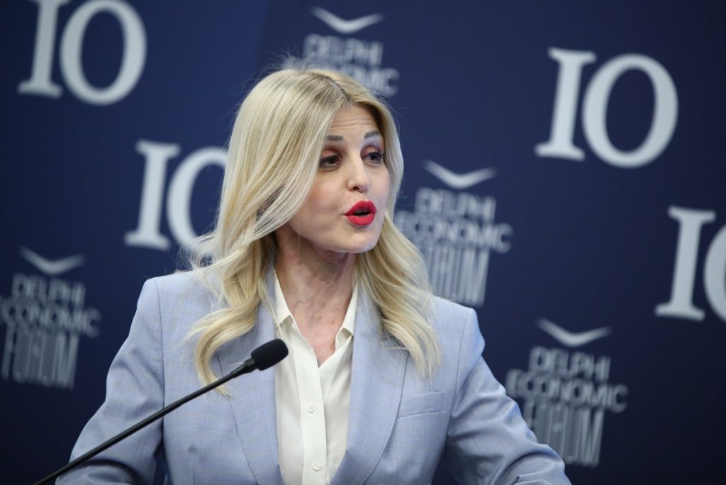 Έλενα Ράπτη στο Delphi Forum: «Ανάπτυξη δεν μπορεί να επιτευχθεί χωρίς ισότιμη πρόσβαση των γυναικών στην αγορά εργασίας»