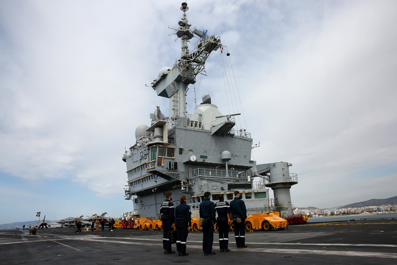 Charles De Gaulle: Τι γυρεύει το γαλλικό αεροπλανοφόρο στον Πειραιά – Η ενδιάμεση στάση, το μήνυμα