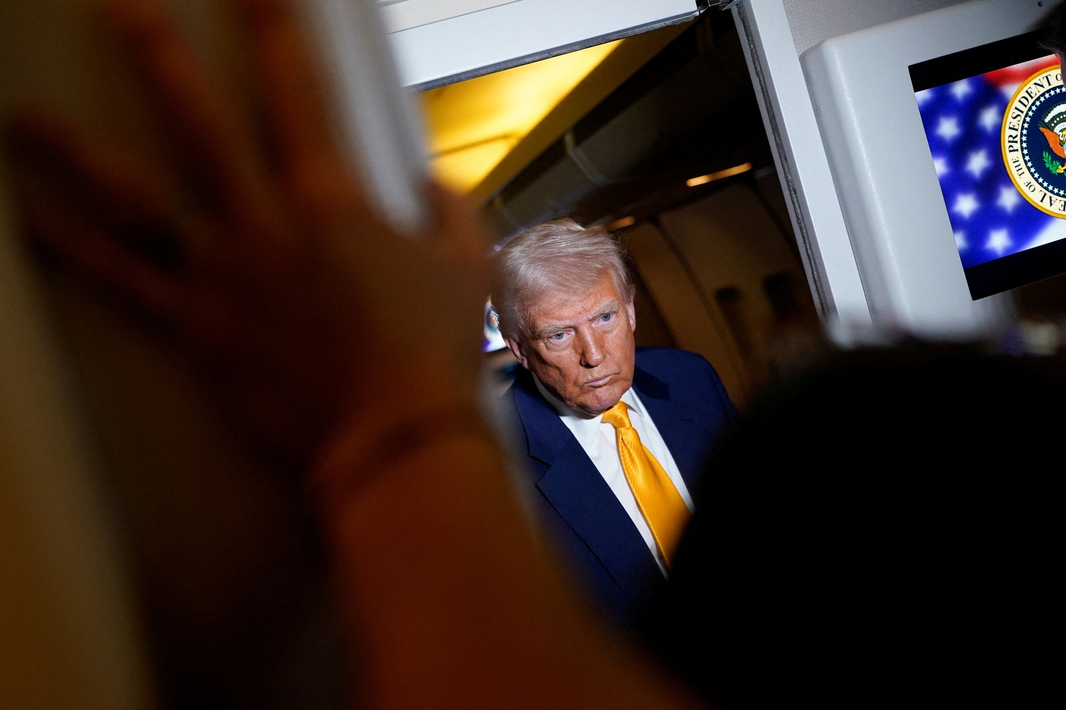 Γιατί ο Τραμπ εξαιρεί smartphones και υπολογιστές από τους δασμούς