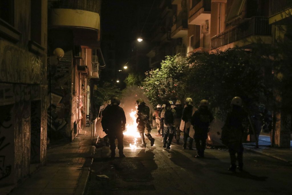 Εξάρχεια: Βραδιά έντασης με μολότοφ και πετροπόλεμο, κάηκαν 11 αυτοκίνητα – 72 προσαγωγές