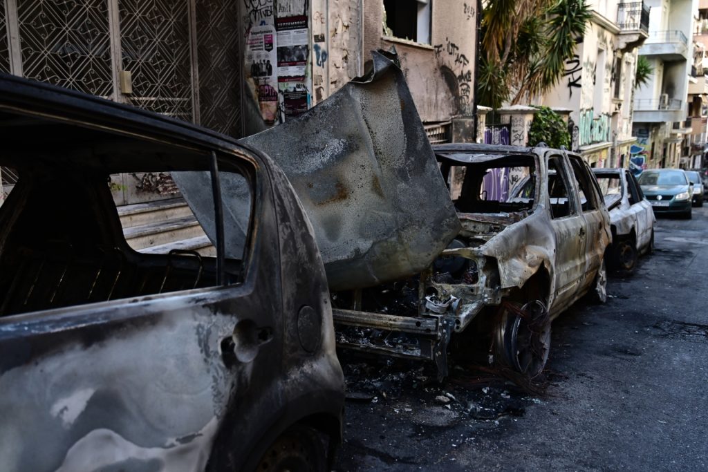 Βομβαρδισμένο τοπίο τα Εξάρχεια – Πώς ξεκίνησαν τα επεισόδια