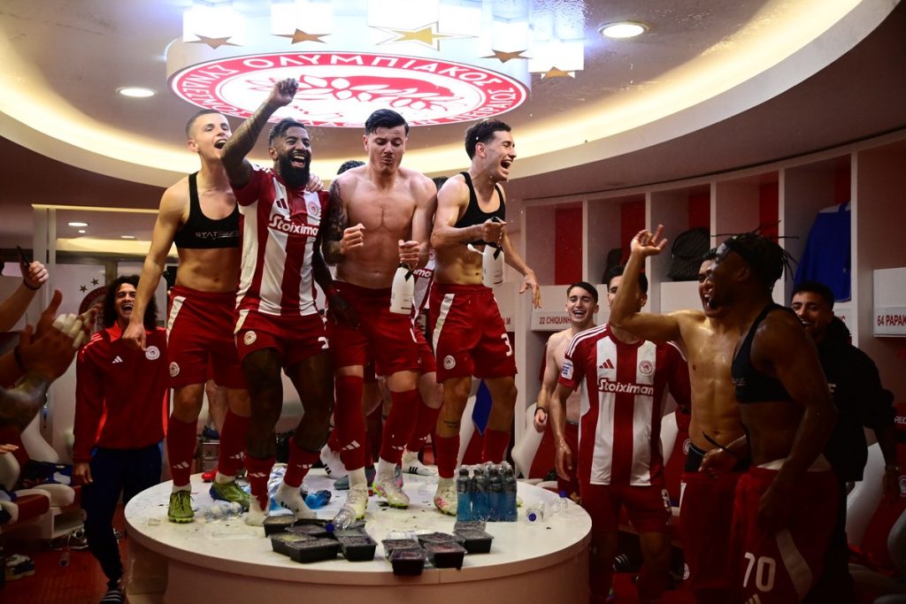 Ολυμπιακός: Το πάρτι των παικτών στο γήπεδο και στα αποδυτήρια για την κατάκτηση του Πρωταθλήματος