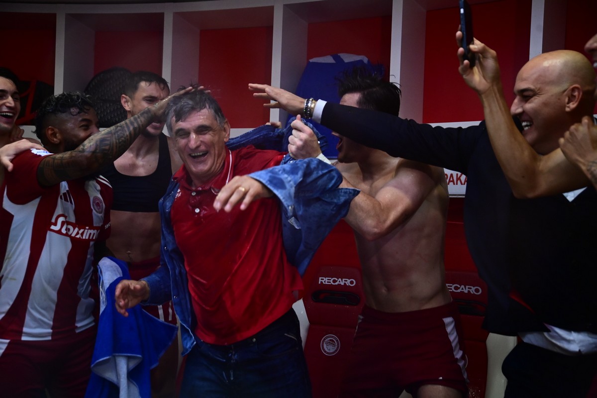 Ολυμπιακός: Το μπουγέλο και η αποθέωση στον Μεντιλίμπαρ στα αποδυτήρια