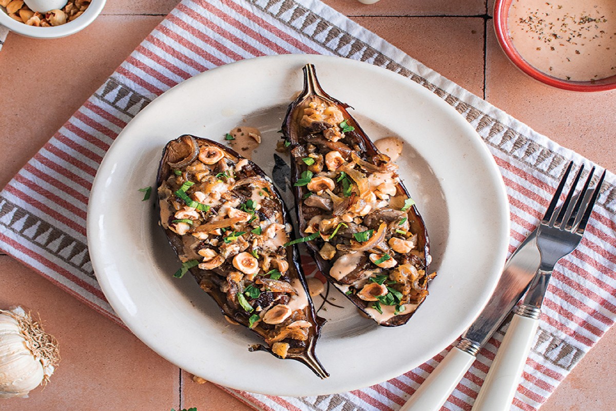 Μελιτζάνα με σάλτσα ταχίνι, ντομάτα και μαντζουράνα