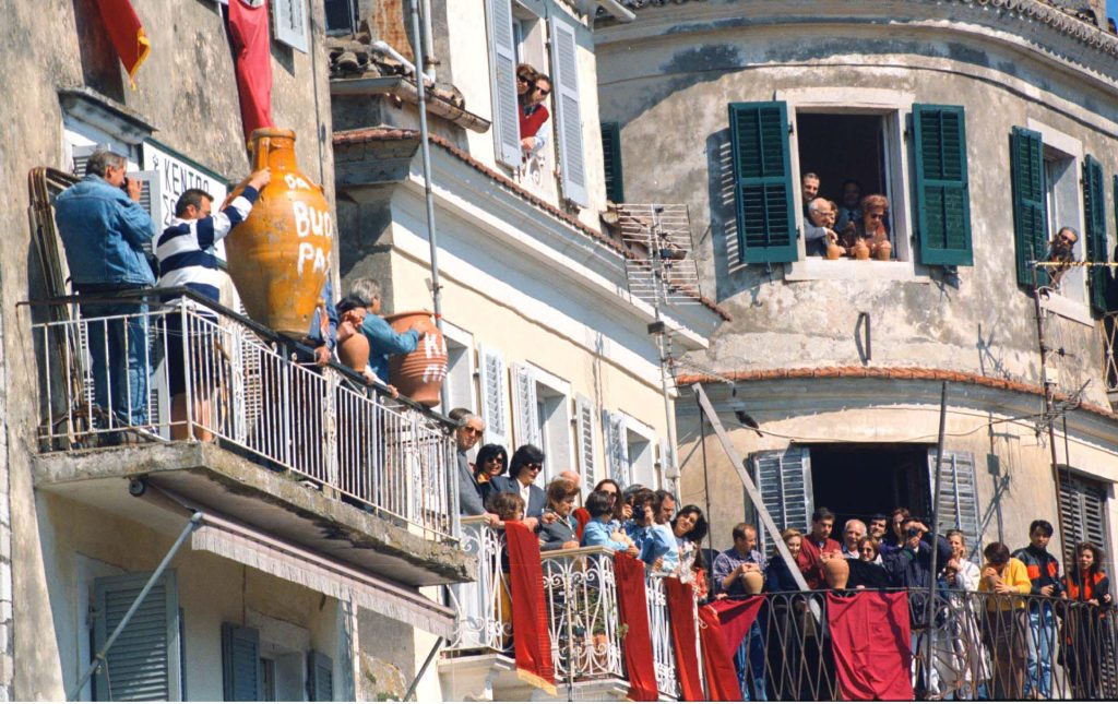 Μπότηδες: Το εντυπωσιακό πασχαλινό έθιμο της Κέρκυρας – η ιστορία του