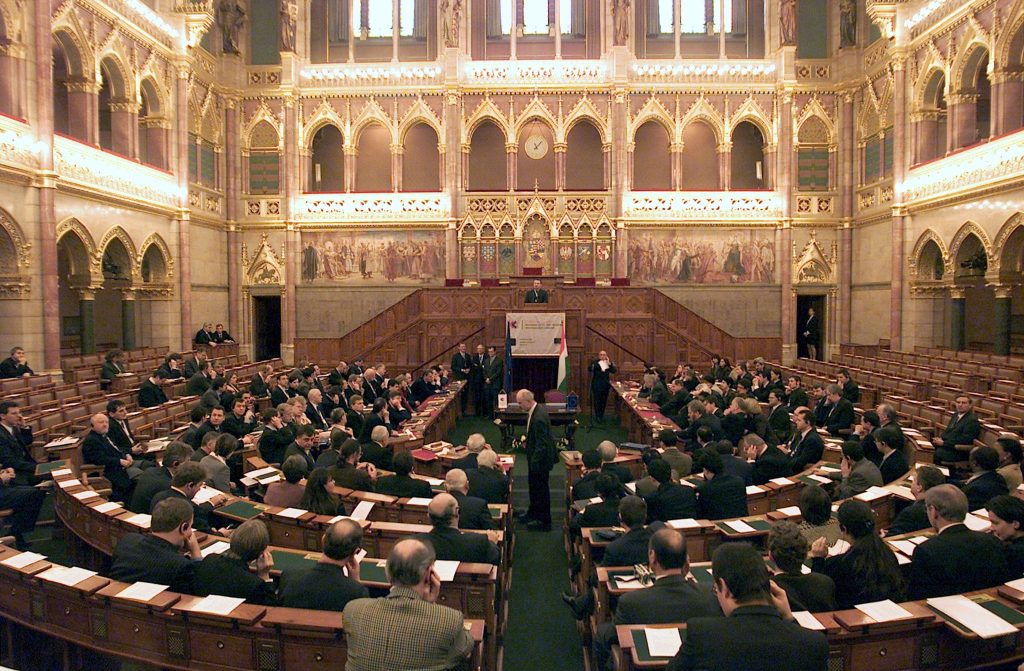 Ουγγαρία: Εγκρίθηκε η τροποποίηση του Συντάγματος για την προστασία των παιδιών και την αναγνώριση των δύο φύλων