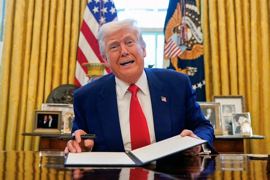 Αστραψε και βρόντηξε ο Τραμπ για του δασμούς – «Κανείς δεν θα γλιτώσει, ειδικά η Κίνα»