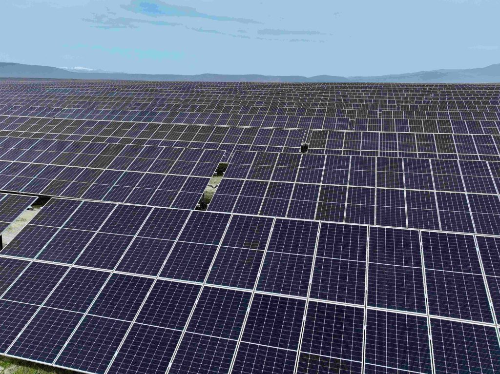 MORE και ΔΕΗ Ανανεώσιμες: Οκτώ φωτοβολταϊκοί σταθμοί συνολικής ισχύος 882,4 MW στη Μακεδονία έλαβαν οριστική προσφορά σύνδεσης με το δίκτυο