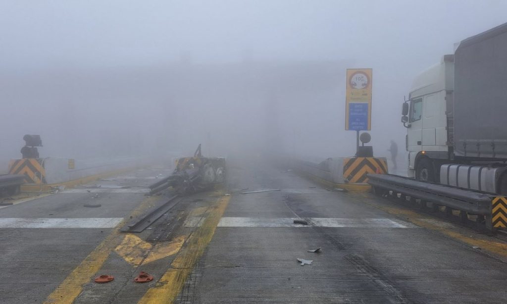 Τραγωδία στην Εγνατία Οδό: Φορτηγό συγκρούστηκε με ΙΧ και έπεσε πάνω σε σταθμό διοδίων – Δύο νεκροί