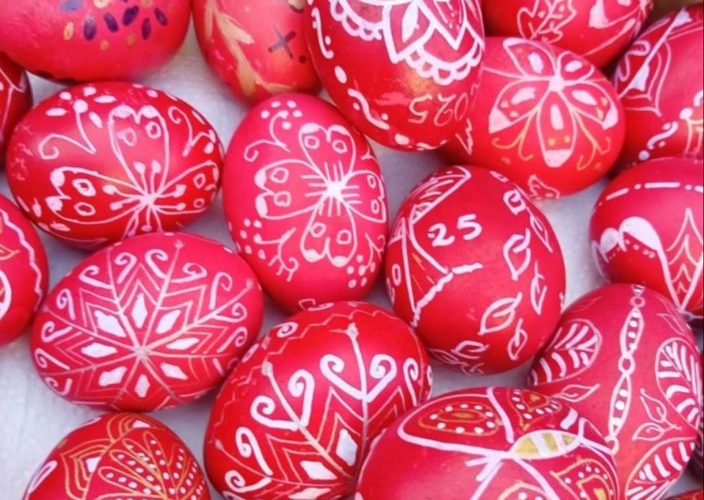 «Περδίκες»: Τα μοναδικά, «κεντητά» κόκκινα αυγά του Πάσχα