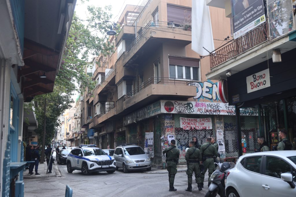 Εξάρχεια: Επιχείρηση εκκένωσης υπό κατάληψη κτιρίου