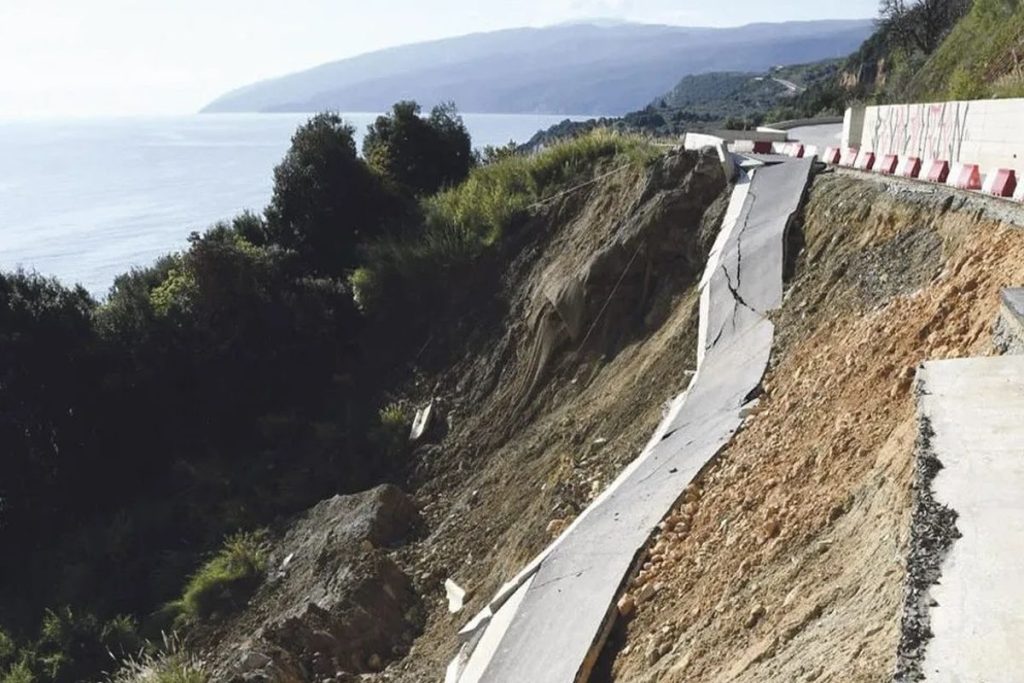 Έπεσε ο νέος παραλιακός δρόμος Λάρισα – Βόλος