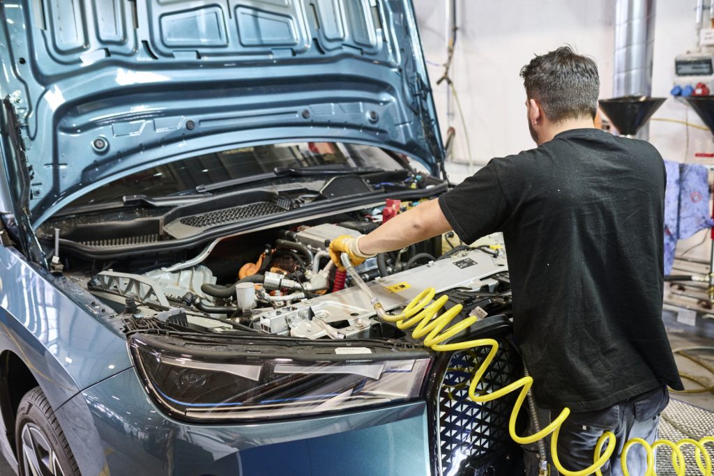 Τεχνικός έλεγχος και ηλεκτροκίνηση: Τα πλεονεκτήματα και οι διαφορές