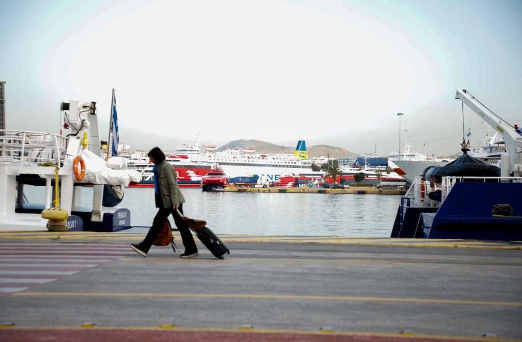 Μετ’ εμποδίων η έξοδος εκδρομέων από Πειραιά – Πόσοι έφυγαν