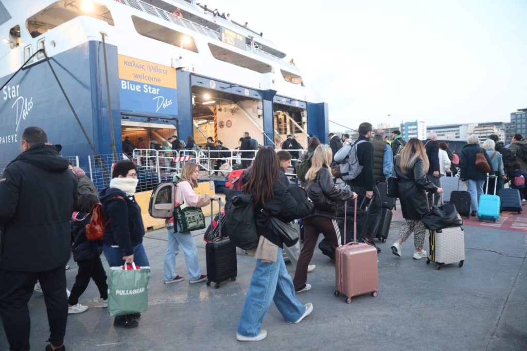 Μεγάλη Πέμπτη: Κορυφώνεται η έξοδος των εκδρομέων του Πάσχα – Φεύγουν με ΚΤΕΛ, αεροπλάνα και πλοία