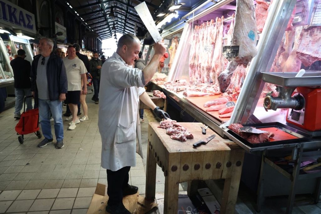 Βαρβάκειος: Από 10€/κιλό τα αμνοερίφια – Χοιρινό προτιμούν οι καταναλωτές