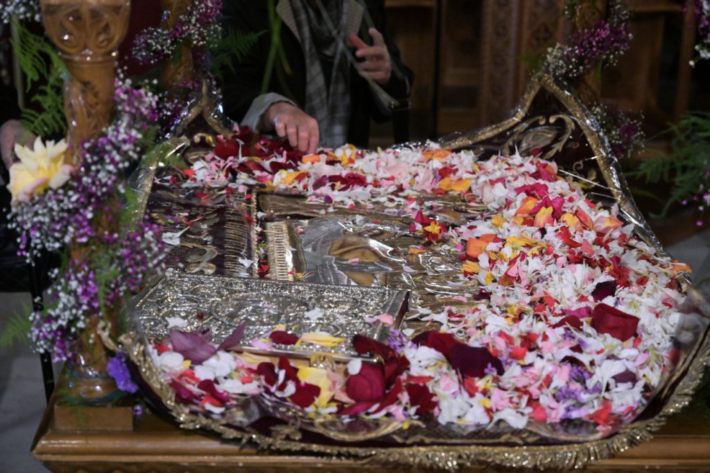 Μεγάλη Παρασκευή: Η Ακολουθία και η Περιφορά του Επιταφίου – Χιλιάδες πιστοί στις Εκκλησίες