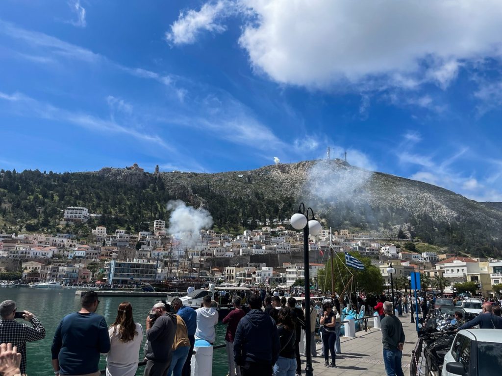 Κάλυμνος: Μεταφέρθηκε στο ΚΑΤ ο 15χρονος που τραυματίστηκε με φωτοβολίδα