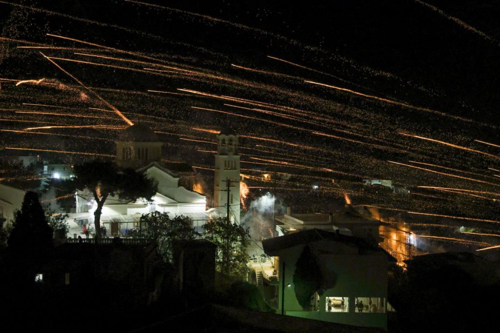 Χίος: Αναβίωσε ο εντυπωσιακός ρουκετοπόλεμος