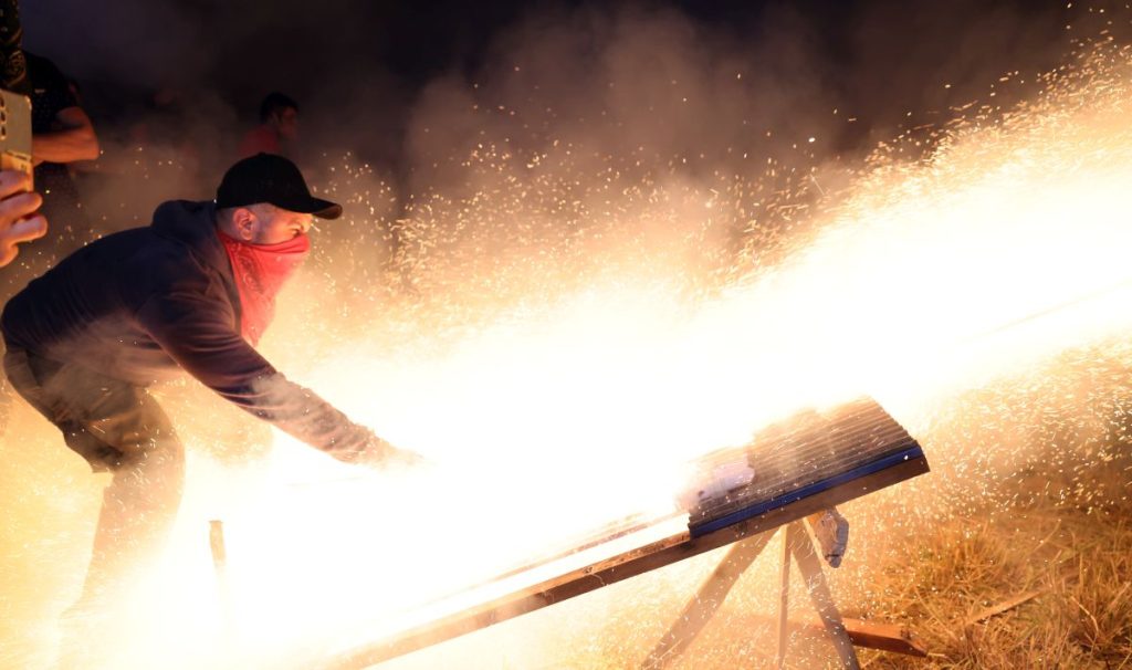 Κινδυνεύει να χάσει τα δάχτυλά του 15χρονος από φωτοβολίδα