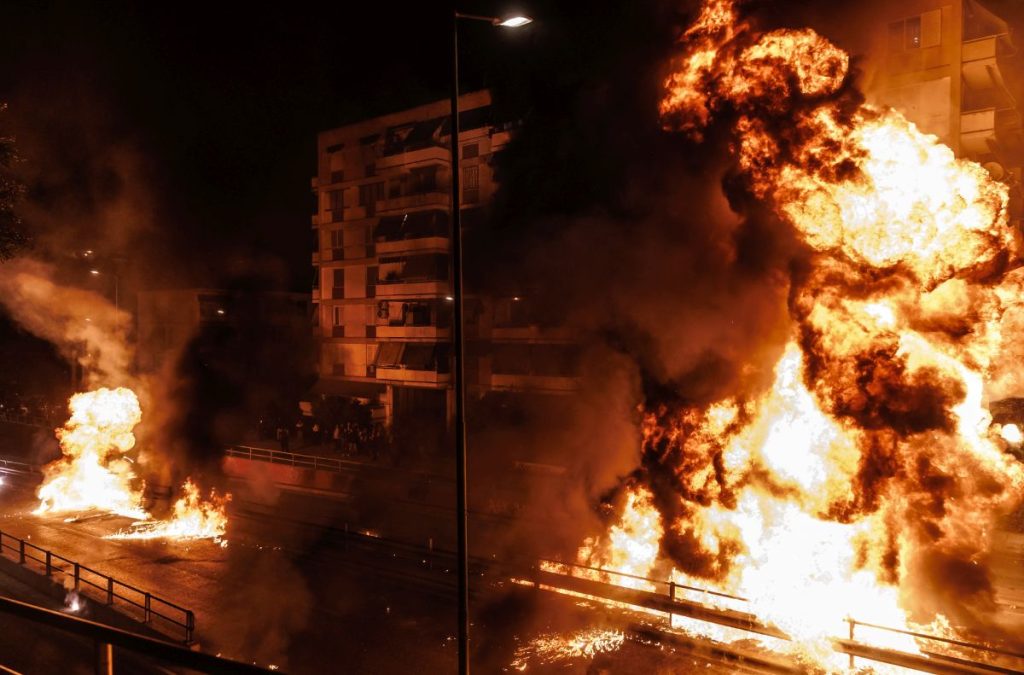 Νέος Κόσμος: Ανάσταση με μολότοφ και κροτίδες