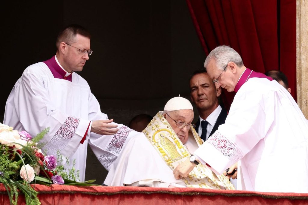 Βατικανό: Φανερά καταβεβλημένος ο Πάπας – Η σύντομη εμφάνιση
