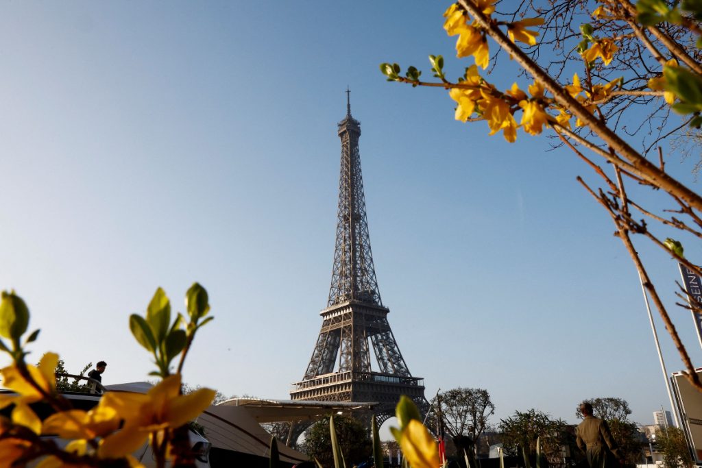 Πένθος στη Γαλλία για τον Πάπα Φραγκίσκο – Σκοτεινός ο Πύργος του Άιφελ
