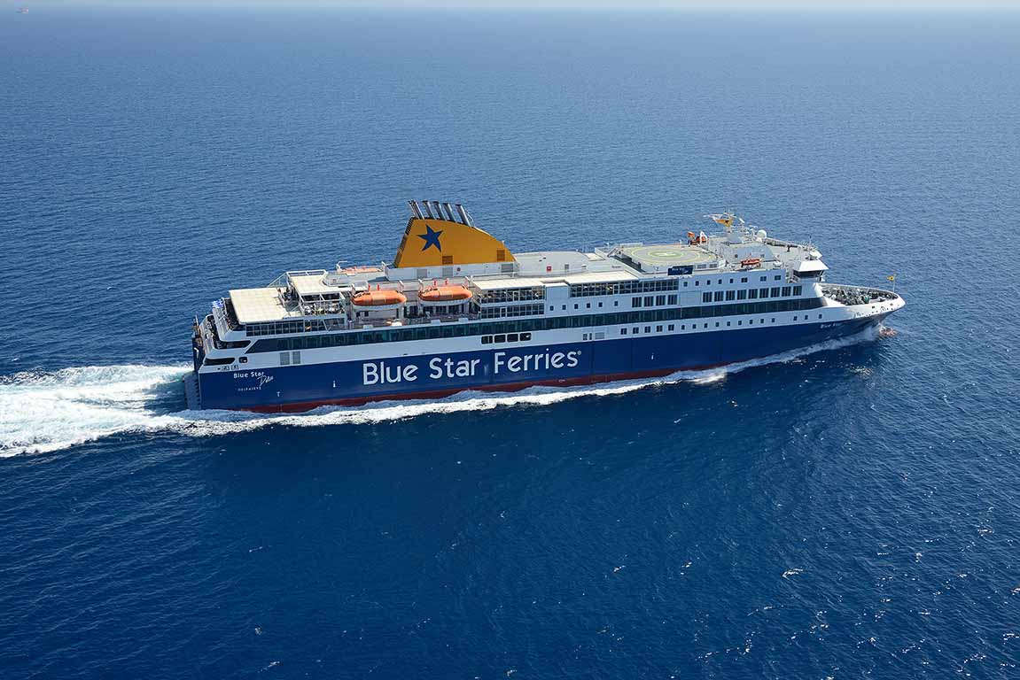 Έκτακτη δρομολόγηση του «Blue Star Paros» από το λιμάνι της Σύρου – Πάνω από 1.000 επιβάτες προς Πειραιά