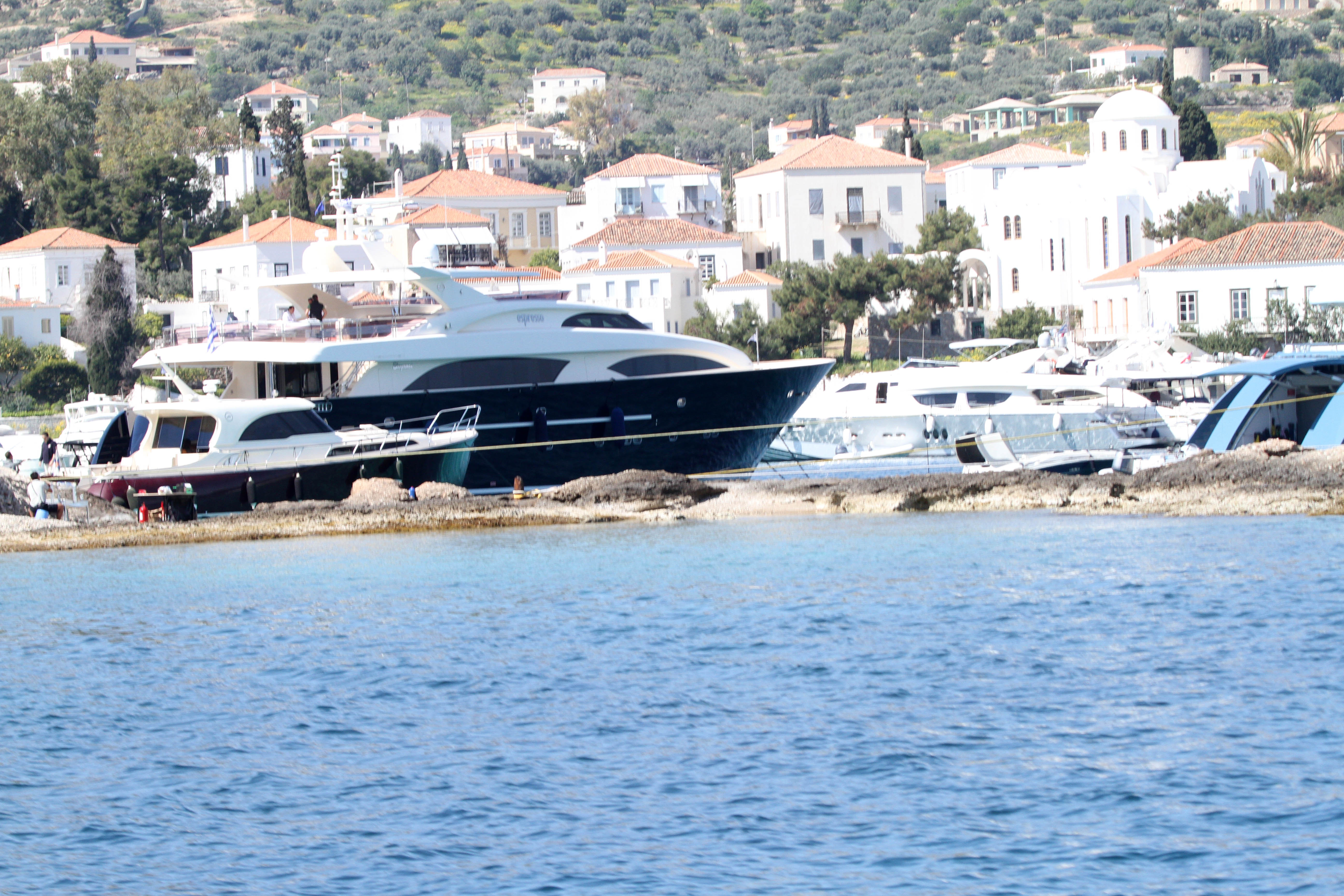 Yachts, ελικόπτερα και γαρδούμπες