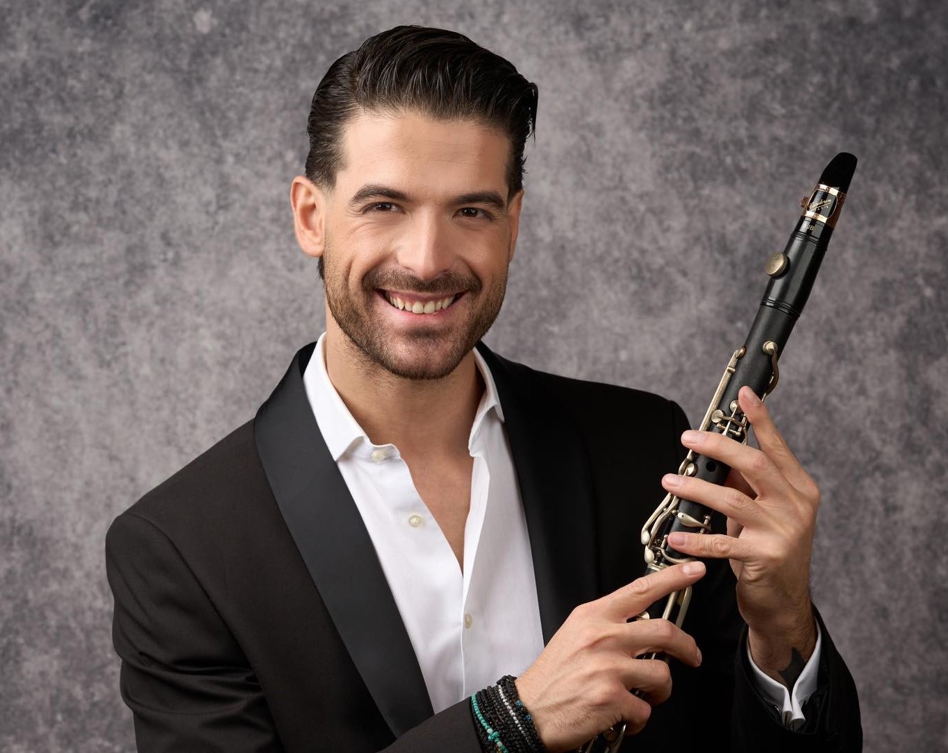 Αχαΐα: Δύο δάχτυλα του χεριού του έχασε ο μουσικός Άρης Μουγκοπέτρος από κροτίδα