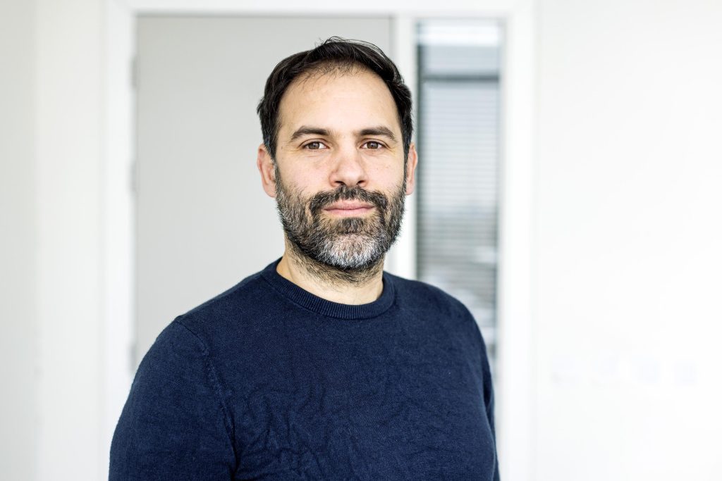 Τζόναθαν Κένεντι: «Προσπαθώ να γράψω μια εναλλακτική εκδοχή της Ιστορίας»