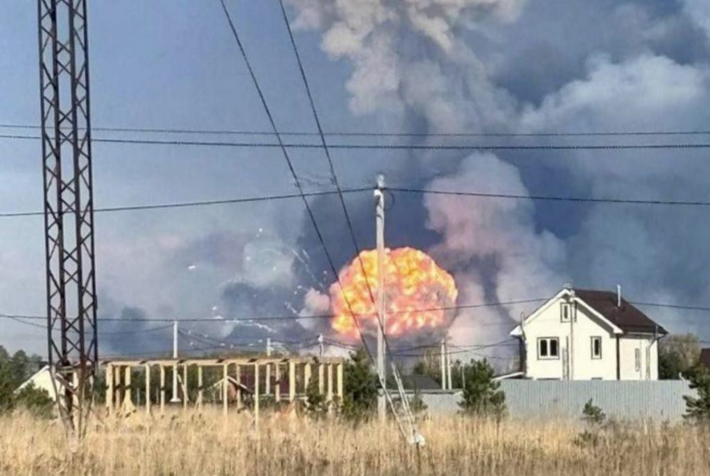 Ρωσία: Παραβίαση των κανόνων ασφαλείας η αιτία της έκρηξης σε αποθήκη πυρομαχικών