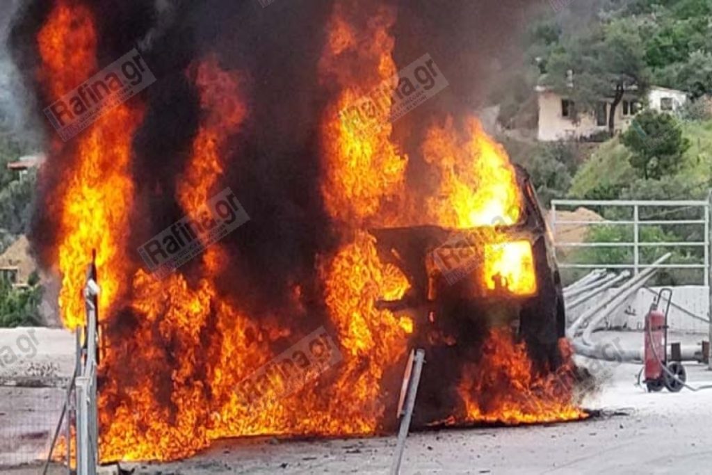 Λεωφόρος Μαραθώνος: Φωτιά σε βαν σε βενζινάδικο