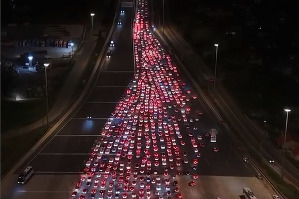 Ο Γολγοθάς της επιστροφής από ψηλά – Ουρές χλμ στην εθνική χθες