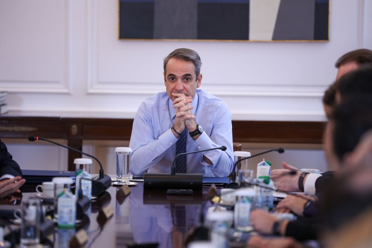 Κυβέρνηση: Παροχές σε δόσεις υπό το άγχος των γκάλοπ Κυβέρνηση: Παροχές σε δόσεις υπό το άγχος των γκάλοπ