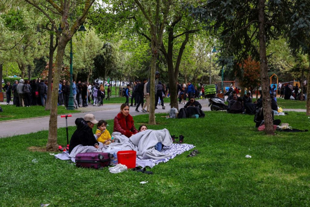 Σεισμός Κωνσταντινούπολη: Δύσκολη νύχτα σε σκηνές και πάρκα – Τα 3 σενάρια για το ρήγμα στον Μαρμαρά