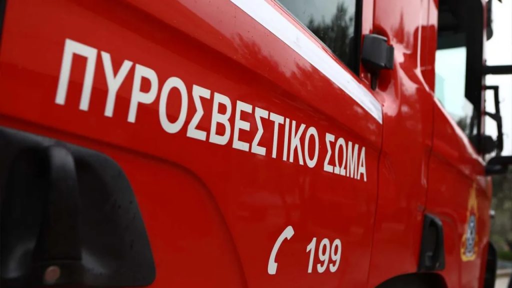 Πυροσβεστικό συγκρούστηκε με ΙΧ στην Κερατέα – Νεκρή 61χρονη