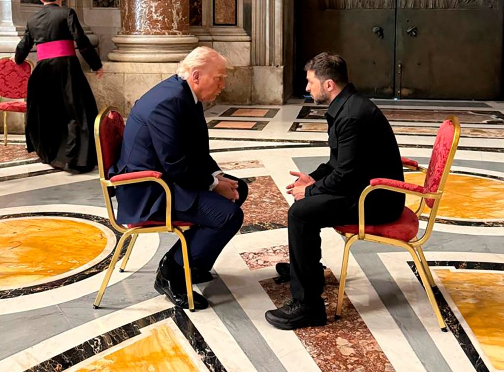 Τετ-α-τετ Τραμπ με Ζελένσκι πριν από την κηδεία του Πάπα Φραγκίσκου