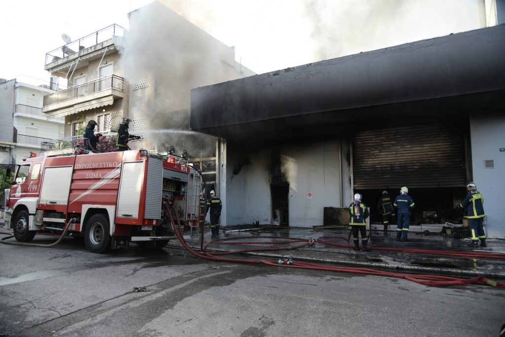 Φωτιά σε κτίριο στην Πάτρα – Μαύροι καπνοί στο κέντρο της πόλης