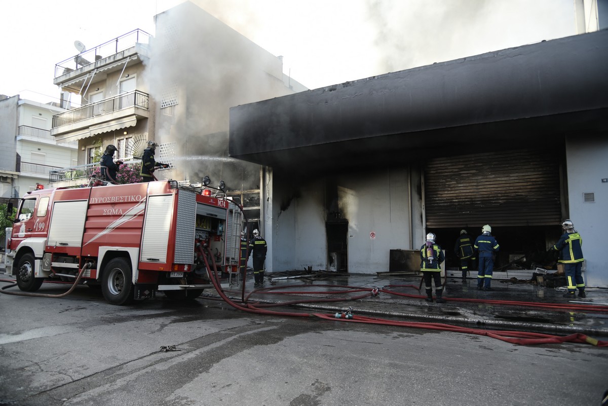 Φωτιά σε κτίριο στην Πάτρα – Μαύροι καπνοί στο κέντρο της πόλης