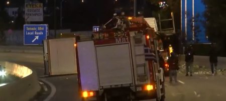 Τροχαίο: Ανατροπή νταλίκας στη Λεωφ. Αθηνών – Διακοπή κυκλοφορίας