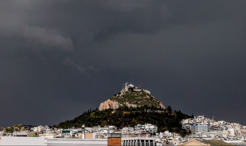 Καιρός: Θυελλώδεις άνεμοι και βροχές μέχρι την Πρωτομαγιά – Αλλαγή σκηνικού την Παρασκευή