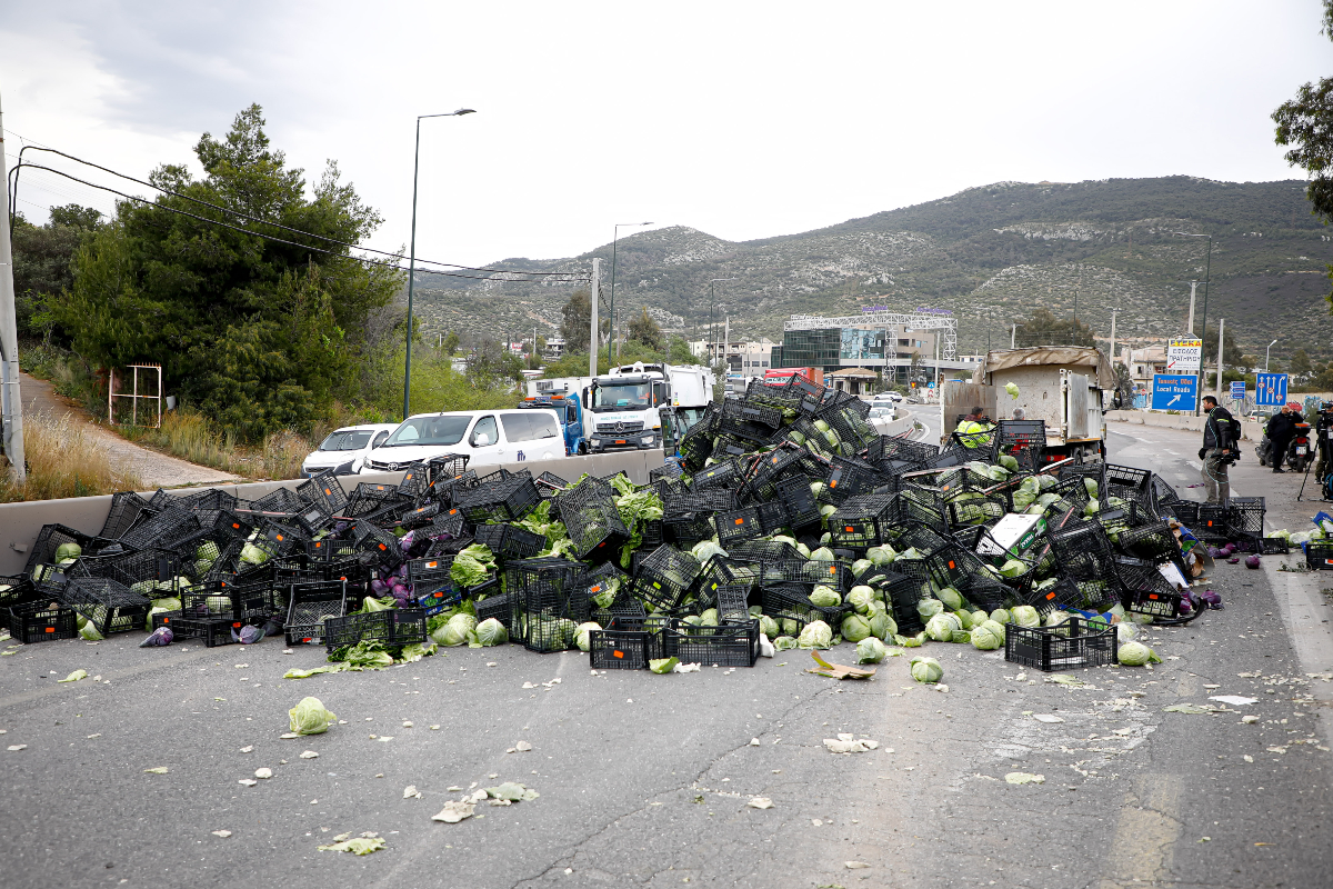 Λεωφόρος Αθηνών: Γέμισε λάχανα ο δρόμος – Αποκαταστάθηκε η κυκλοφορία
