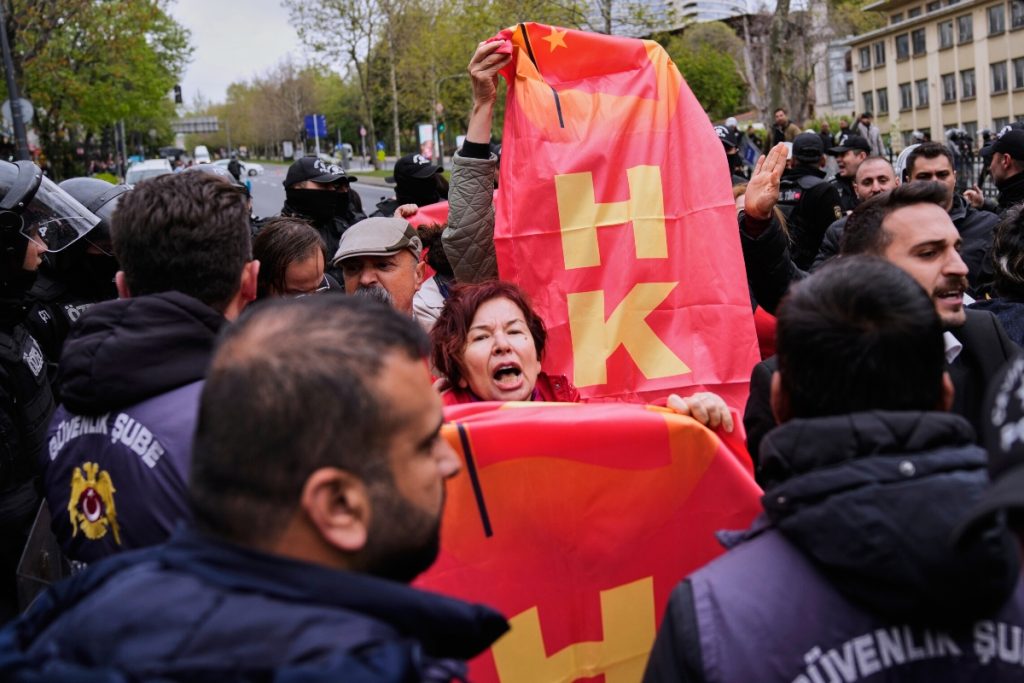 Πρωτομαγιά: Εκατοντάδες συλλήψεις στην Κωνσταντινούπολη