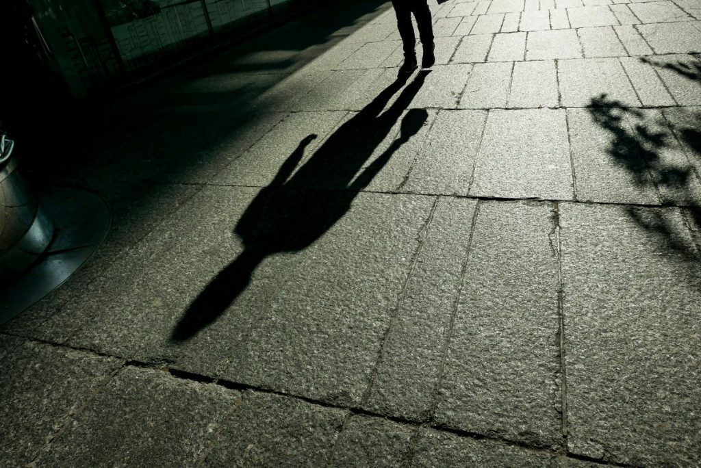 Συναγερμός στην πλατεία Αμαρουσίου – 40χρονος ντυμένος στα μαύρα παρενοχλεί μαθήτριες